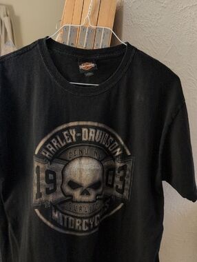 Harley-Davidson Black Tee with Gray Skull Emblem